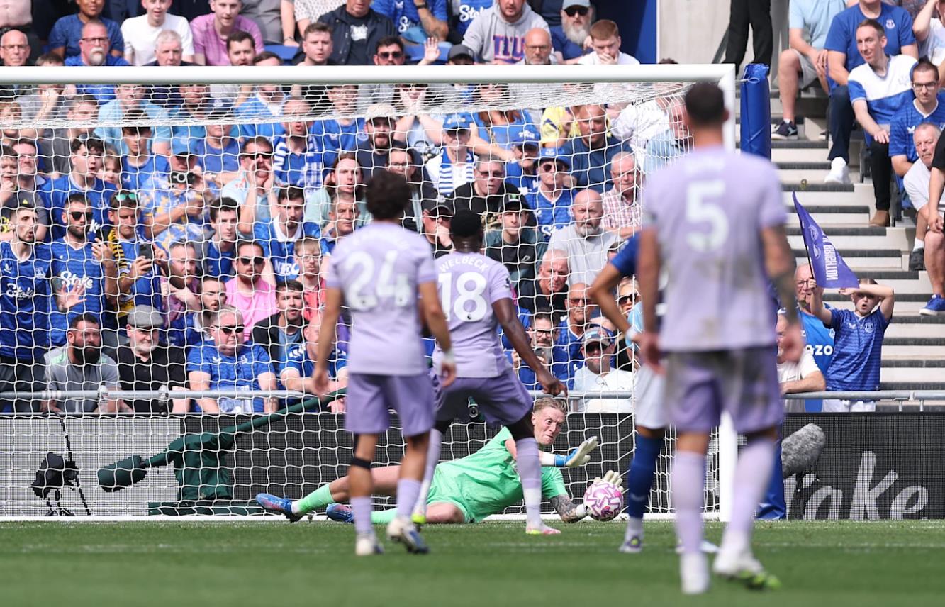 Jordan Pickford l&agrave; chốt chặn đ&aacute;ng tin cậy của Everton.