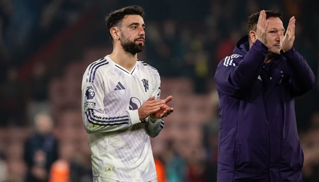 Bruno Fernandes bất b&igrave;nh với trọng t&agrave;i v&agrave; VAR.