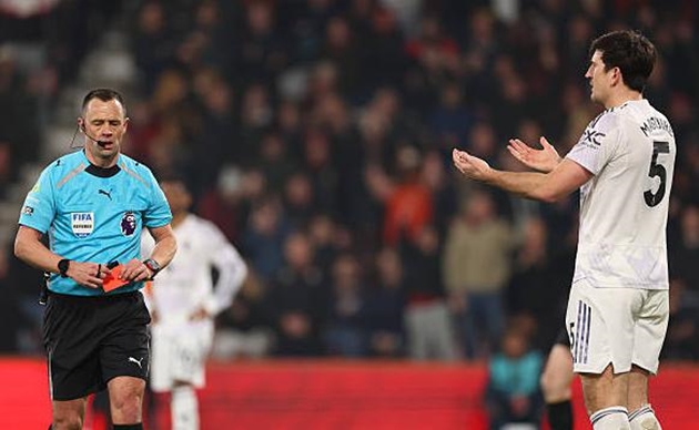 Tấm thẻ đỏ của Harry Maguire khiến Manchester United gặp kh&oacute;.