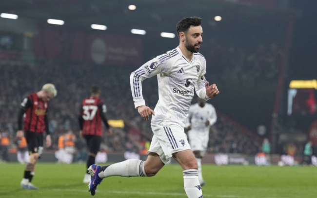 Fernandes ghi b&agrave;n cho MU.