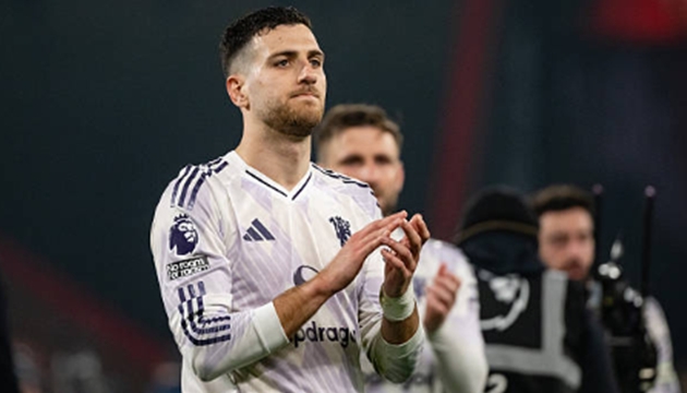 Hậu vệ phải: Diogo Dalot (6.7 điểm) Hậu vệ người Bồ Đ&agrave;o Nha đ&oacute;ng g&oacute;p t&iacute;ch cực v&agrave;o lối chơi chung bằng những t&igrave;nh huống d&acirc;ng cao hỗ trợ tấn c&ocirc;ng đầy năng nổ. Tuy nhi&ecirc;n, m&agrave;n tr&igrave;nh diễn của Dalot vẫn c&ograve;n những vết gợn với hai pha xử l&yacute; thiếu chuẩn x&aacute;c: một c&uacute; dứt điểm đi chệch mục ti&ecirc;u v&agrave; một t&igrave;nh huống để mất b&oacute;ng nguy hiểm b&ecirc;n phần s&acirc;n nh&agrave;, đặt h&agrave;ng thủ v&agrave;o thế b&aacute;o động.