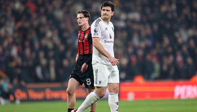 Trung vệ: Harry Maguire (5.9 điểm) Một buổi tối thảm họa đối với trung vệ người Anh ngay trong ng&agrave;y đ&aacute;nh dấu sự trở lại đội tuyển quốc gia. Sau khi may mắn tho&aacute;t &aacute;n phạt ở hiệp một, Maguire đ&atilde; kh&ocirc;ng r&uacute;t ra b&agrave;i học khi tiếp tục phạm lỗi đẩy người với Evanilson trong v&ograve;ng cấm ở hiệp hai. Sai lầm n&agrave;y kh&ocirc;ng chỉ dẫn đến quả phạt đền cho đối thủ m&agrave; c&ograve;n khiến anh phải nhận thẻ đỏ trực tiếp, trực tiếp ph&aacute; hỏng nỗ lực gi&agrave;nh 3 điểm của to&agrave;n đội.
