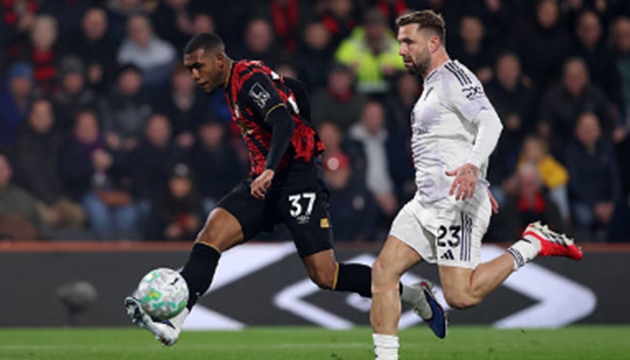 Hậu vệ tr&aacute;i: Luke Shaw (6.8 điểm) Shaw chủ yếu phải tập trung cho mặt trận ph&ograve;ng ngự khi li&ecirc;n tục bị thử th&aacute;ch bởi tốc độ v&agrave; sự lắt l&eacute;o của Rayan b&ecirc;n ph&iacute;a Bournemouth. D&ugrave; c&oacute; một v&agrave;i thời điểm rơi v&agrave;o thế bị động, nh&igrave;n chung cựu cầu thủ Southampton vẫn ho&agrave;n th&agrave;nh tốt nhiệm vụ bọc l&oacute;t v&agrave; ngăn chặn c&aacute;c đợt l&ecirc;n b&oacute;ng ở h&agrave;nh lang c&aacute;nh.