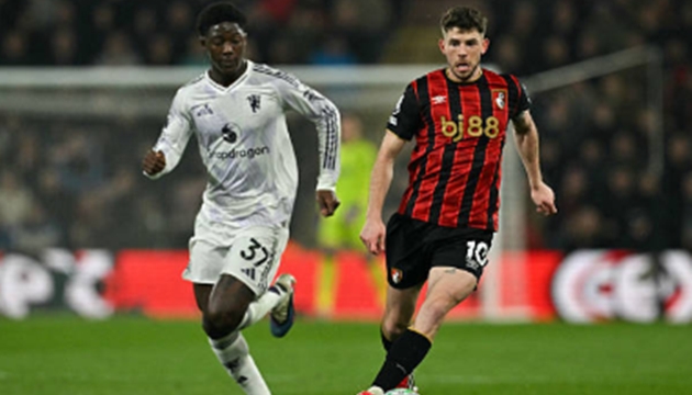 Tiền vệ trung t&acirc;m: Kobbie Mainoo (6.6 điểm) T&agrave;i năng trẻ của Man Utd tiếp tục thể hiện sự chững chạc v&agrave; nh&atilde;n quan chiến thuật nhạy b&eacute;n. Những t&igrave;nh huống di chuyển th&ocirc;ng minh kh&ocirc;ng b&oacute;ng của Mainoo đ&atilde; gi&uacute;p Quỷ đỏ t&igrave;m thấy những khoảng trống qu&yacute; gi&aacute; trong hệ thống ph&ograve;ng ngự l&ugrave;i s&acirc;u của Bournemouth để lu&acirc;n chuyển b&oacute;ng l&ecirc;n ph&iacute;a tr&ecirc;n.