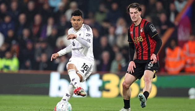 Tiền vệ trung t&acirc;m: Casemiro (6.3 điểm) Tấm thẻ v&agrave;ng sớm ngay trong hiệp một sau pha k&eacute;o người với Marcus Tavernier đ&atilde; ảnh hưởng đ&aacute;ng kể đến t&acirc;m l&yacute; thi đấu của tiền vệ người Brazil. Casemiro kh&ocirc;ng c&ograve;n duy tr&igrave; được sự quyết liệt v&agrave; sức mạnh thường thấy trong c&aacute;c pha tranh chấp tay đ&ocirc;i, khiến khả năng đ&aacute;nh chặn từ xa của Man Utd bị giảm s&uacute;t.