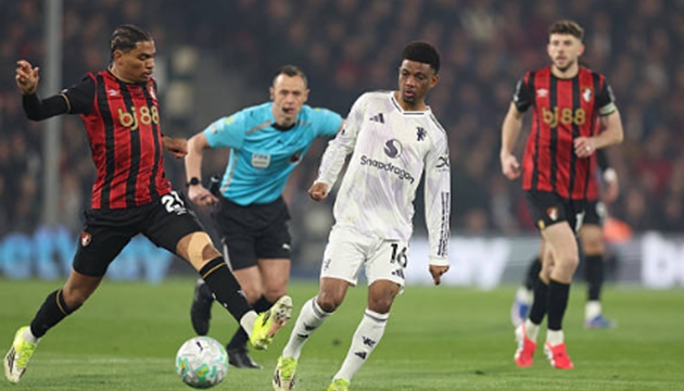 Tiền vệ c&aacute;nh phải: Amad Diallo (6.6 điểm) Amad l&agrave; mũi khoan nguy hiểm nhất tr&ecirc;n h&agrave;ng c&ocirc;ng Quỷ đỏ với những pha đi b&oacute;ng lắt l&eacute;o v&agrave; đầy đột biến. Tuy nhi&ecirc;n, tiền đạo người Bờ Biển Ng&agrave; lại thiếu đi sự điềm tĩnh cần thiết ở những khoảnh khắc quyết định, ti&ecirc;u biểu l&agrave; t&igrave;nh huống mất tập trung sau đường kiến tạo dọn cỗ của Matheus Cunha.