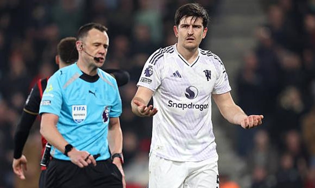 Harry Maguire nhận thẻ đỏ ở trận đấu với Bournemouth.