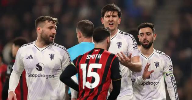 Maguire nhận thẻ đỏ tranh c&atilde;i trong trận h&ograve;a của Man United.