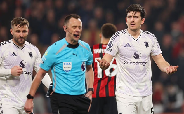 Maguire bất b&igrave;nh v&igrave; tấm thẻ đỏ.