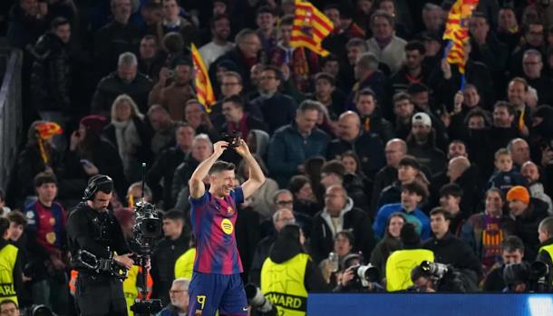 Robert Lewandowski l&agrave; 's&aacute;t thủ' thượng hạng.