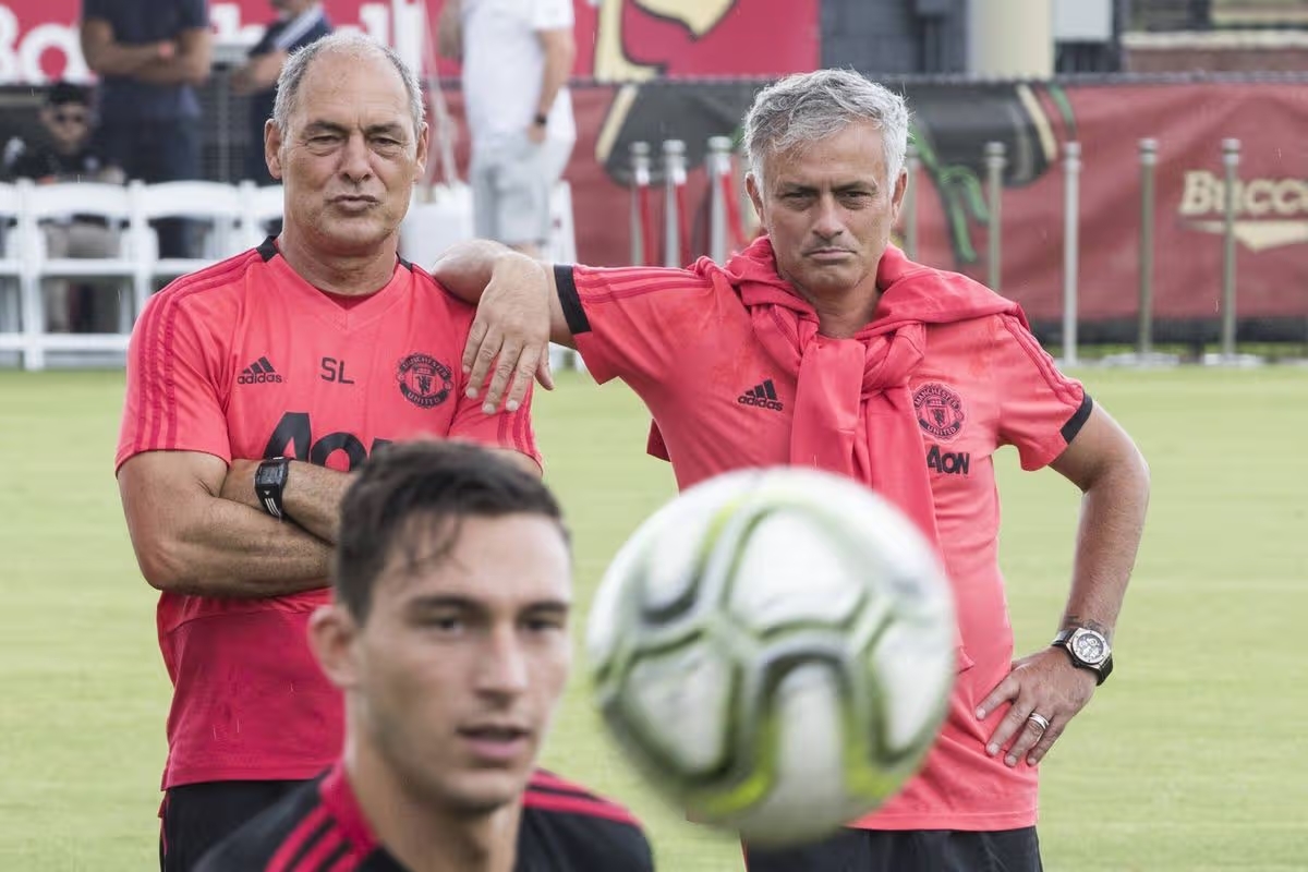 Jose Mourinho v&agrave; Silvino Louro khi c&ograve;n huấn luyện tại Man Utd.