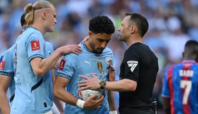 Haaland từ chối đ&aacute; phạt đền trước Palace.