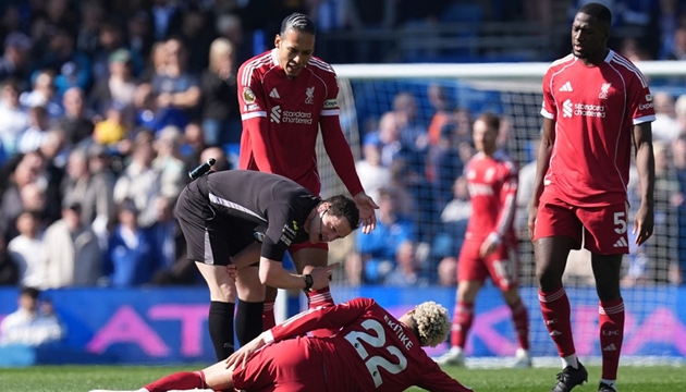 Liverpool mất Hugo Ekitike ngay đầu trận gặp Brighton