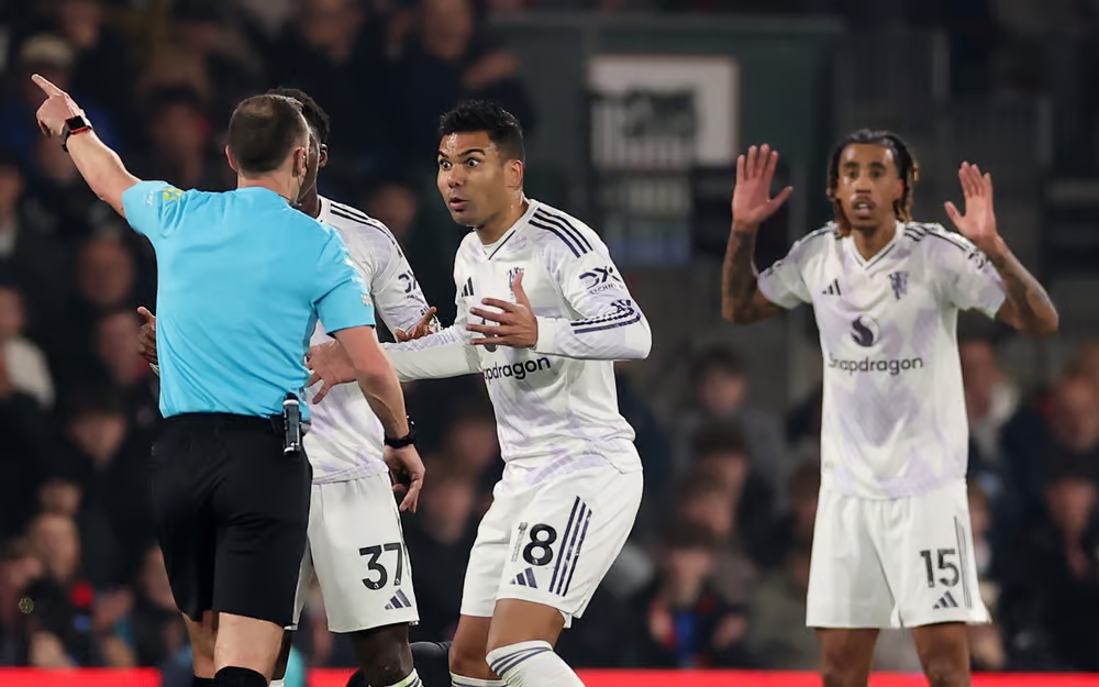 Man Utd kh&ocirc;ng h&agrave;i l&ograve;ng với quyết định của tổ trọng t&agrave;i trong trận h&ograve;a Bournemouth.