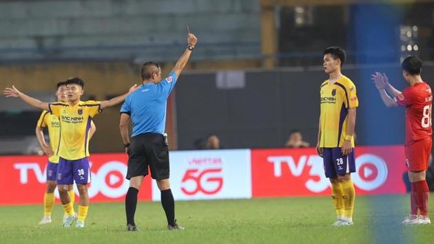 Bắc Ninh chỉ c&ograve;n 10 người khi bước sang hiệp 2.