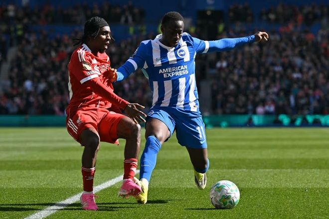 Minteh được cho xứng đ&aacute;ng nhận thẻ v&agrave;ng thứ hai.