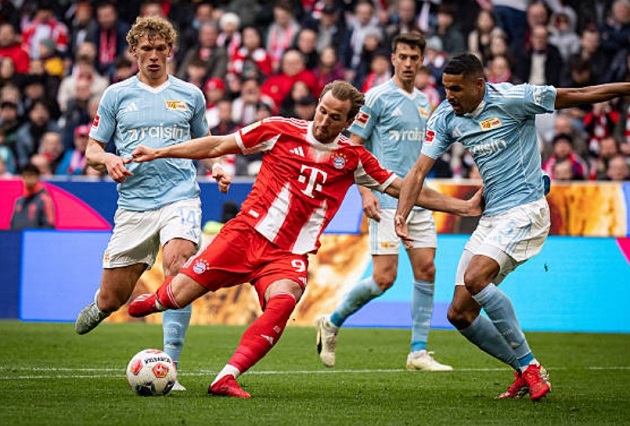 Hậu vệ Union Berlin kh&ocirc;ng thể ngăn cản Kane.