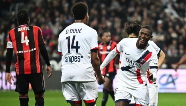 Mendes ch&oacute;i s&aacute;ng trong m&agrave;u &aacute;o PSG.