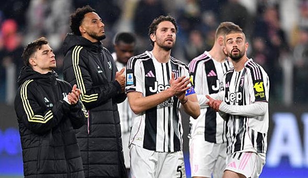 Manuel Locatelli hỏng phạt đền khiến Juventus đ&aacute;nh rơi chiến thắng.