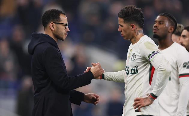 Liam Rosenior đang gặp &aacute;p lực lớn.