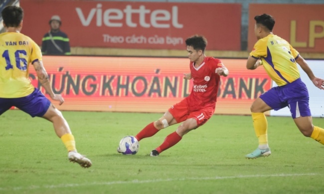 Khuất Văn Khang trong m&agrave;u &aacute;o Thể C&ocirc;ng Viettel.