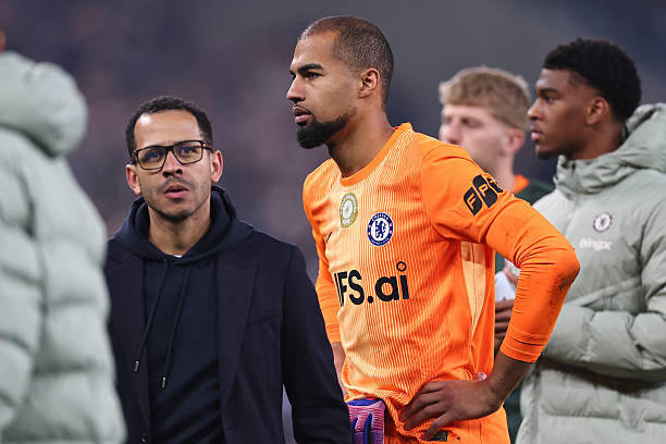 Robert Sanchez &mdash; 6.3 điểm: Tỏa s&aacute;ng với một v&agrave;i pha cứu thua đ&aacute;ng ch&uacute; &yacute; trong bối cảnh h&agrave;ng thủ li&ecirc;n tục bộc lộ sơ hở. D&ugrave; phải v&agrave;o lưới nhặt b&oacute;ng ba lần, thủ th&agrave;nh người T&acirc;y Ban Nha vẫn l&agrave; một trong những điểm s&aacute;ng hiếm hoi, nỗ lực hết m&igrave;nh để cứu v&atilde;n một ng&agrave;y thi đấu tồi tệ của to&agrave;n đội.