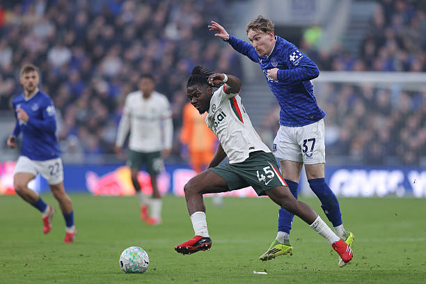 Romeo Lavia &mdash; 6.3 điểm: Tung ra một số đường chuyền sắc n&eacute;t v&agrave;o khu vực 1/3 cuối s&acirc;n, trong nỗ lực tiếp lửa cho mặt trận tấn c&ocirc;ng của đội nh&agrave;. C&ugrave;ng với Sanchez, Lavia l&agrave; điểm s&aacute;ng le l&oacute;i của Chelsea nhờ khả năng cầm nhịp ổn định trước khi được r&uacute;t ra nghỉ.