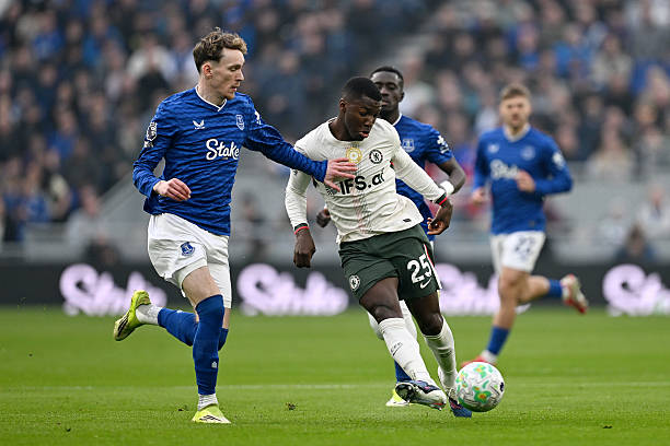 Moises Caicedo &mdash; 6.2 điểm: Thi đấu đầy nỗ lực v&agrave; c&agrave;n qu&eacute;t quyết liệt trong hiệp một, trước khi bị đẩy sang đ&aacute; hậu vệ c&aacute;nh phải ở nửa sau trận đấu. Tiền vệ người Ecuador duy tr&igrave; được sự tập trung nhất định ở khu trung tuyến, v&agrave; điểm cộng lớn l&agrave; anh đ&atilde; tr&aacute;nh được một thẻ v&agrave;ng để kh&ocirc;ng bị cấm thi đấu hai trận kế tiếp.