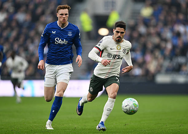 Pedro Neto &mdash; 6.1 điểm: Trở lại sau &aacute;n treo gi&ograve; ở đấu trường quốc nội, ng&ocirc;i sao người Bồ Đ&agrave;o Nha tỏ ra v&ocirc; hại v&agrave; lạc nhịp ho&agrave;n to&agrave;n trong một h&agrave;ng c&ocirc;ng rệu r&atilde;. Anh li&ecirc;n tục bế tắc trước c&aacute;c hậu vệ Everton v&agrave; sớm bị thay ra.