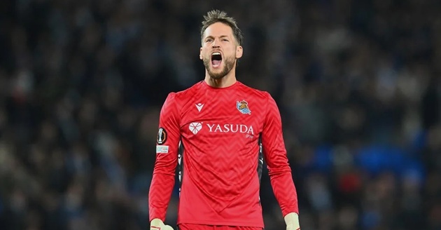 Alex Remiro đang được Barca tiếp cận.