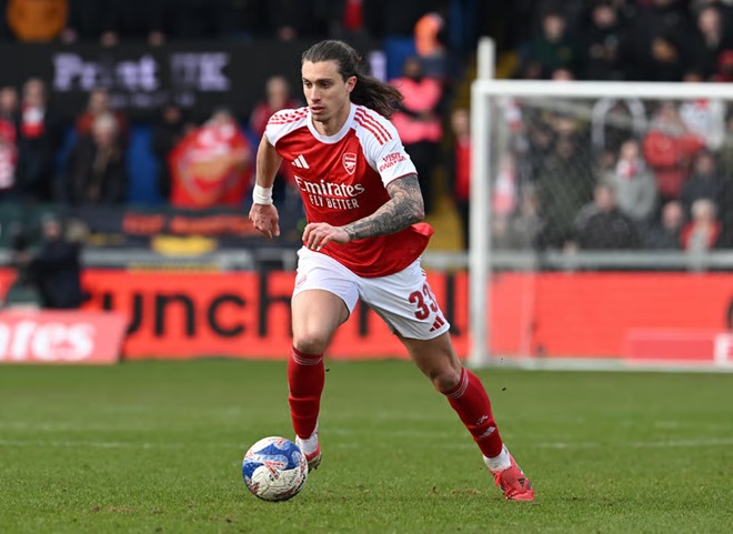  Calafiori đang h&agrave;i l&ograve;ng với mọi thứ ở Arsenal.