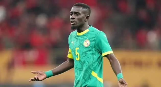 &nbsp;Idrissa Gueye bức x&uacute;c với ph&aacute;n quyết từ .