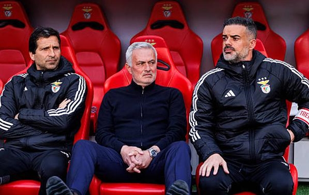 Jose Mourinho bật kh&oacute;c tiễn biệt người bạn th&acirc;n.