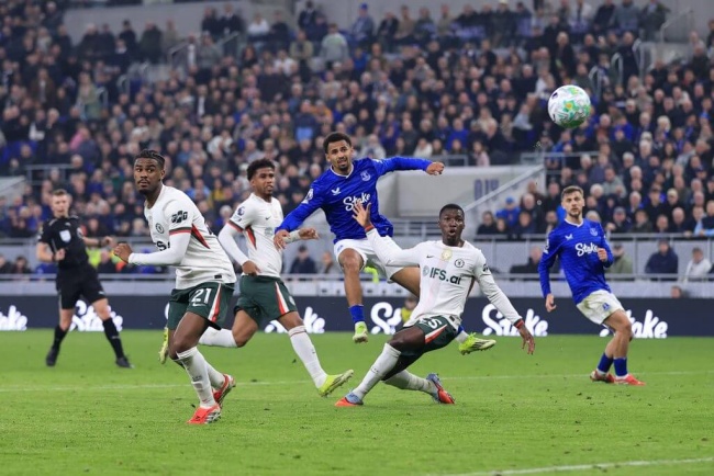 H&agrave;ng thủ mơ ngủ b&aacute;o hại Chelsea.