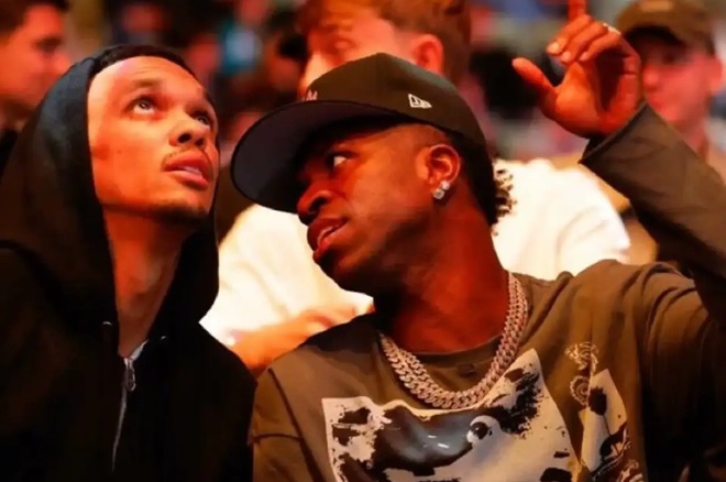 C&aacute;c cầu thủ Real g&acirc;y ch&uacute; &yacute; tr&ecirc;n kh&aacute;n đ&agrave;i.