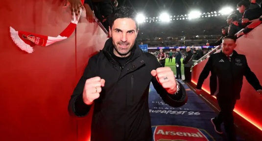 Arteta k&ecirc;u gọi sự cổ vũ từ c&aacute;c cổ động vi&ecirc;n Arsenal.
