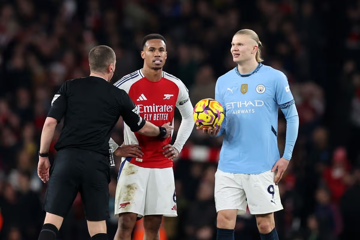 Trọng tài chung kết Carabao Cup bị cấm bắt trận Liverpool