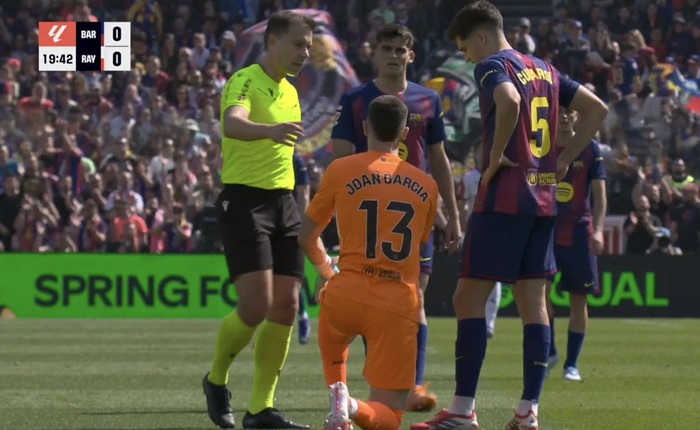 Ảnh bài viết Thủ môn Barca trấn an CĐV sau chấn thương thót tim