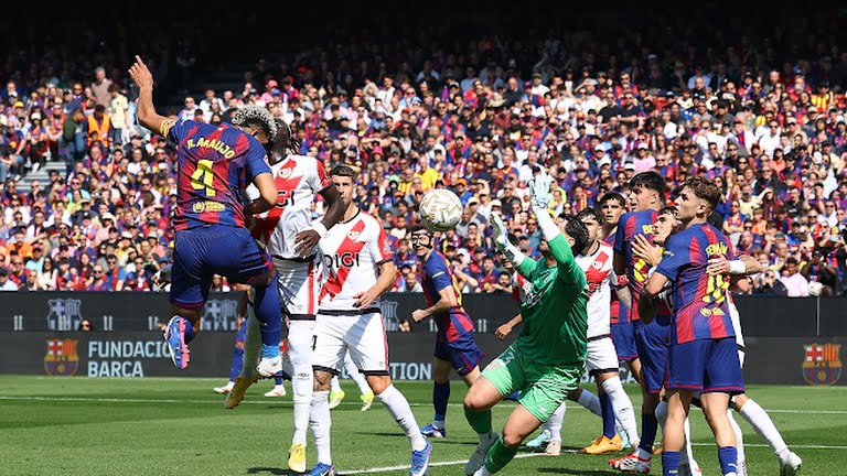 Barca gi&agrave;nh điểm từ một t&igrave;nh huống cố định.