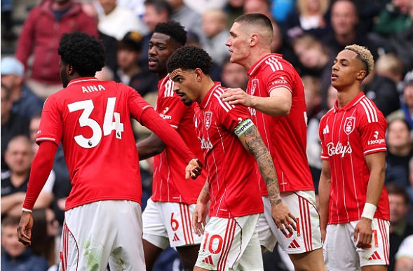 Morgan Gibbs-White v&agrave; c&aacute;c đồng đội hưởng trọn niềm vui.