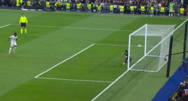 Vinicius ghi b&agrave;n tr&ecirc;n chấm 11m.