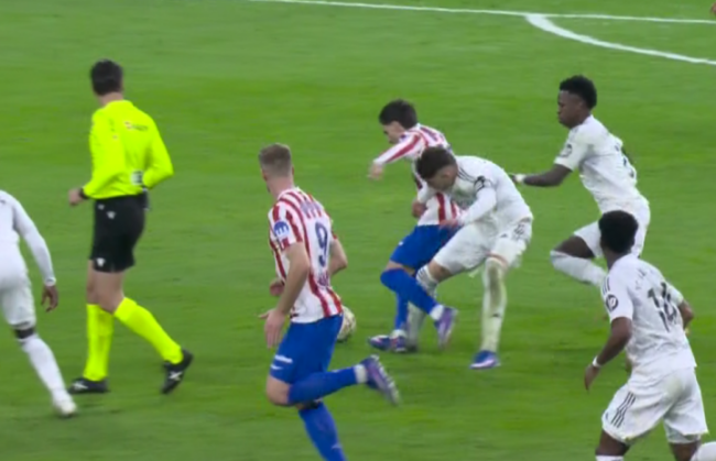 T&igrave;nh huống Federico Valverde nhận thẻ đỏ.