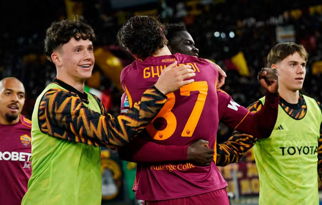 Roma c&oacute; chiến thắng quan trọng để &aacute;p s&aacute;t top 4.