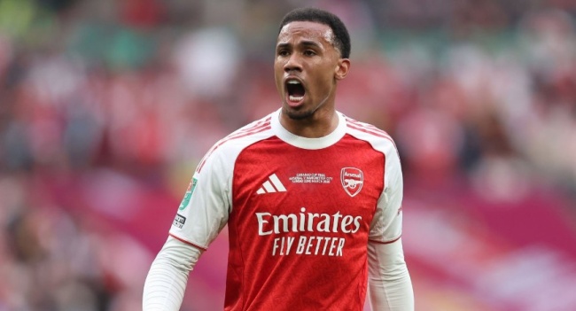 Gabriel Magalhaes - 6 điểm. Tương tự như người đồng đội Saliba, Gabriel c&oacute; một trận đấu đầy m&aacute;u lửa. Anh gi&agrave;nh chiến thắng trong phần lớn c&aacute;c cuộc đấu tay đ&ocirc;i, nhưng ngo&agrave;i những t&igrave;nh huống va chạm đ&oacute;, Gabriel kh&ocirc;ng đ&oacute;ng g&oacute;p được nhiều v&agrave;o việc tổ chức h&agrave;ng thủ trước Man City.