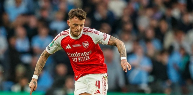 Ben White - 5 điểm. Trong bối cảnh Jurrien Timber vắng mặt v&igrave; chấn thương, Ben White được trao cơ hội đ&aacute; ch&iacute;nh. Anh thi đấu tương đối ổn định trong hiệp một khi phong tỏa được Jeremy Doku. Tuy nhi&ecirc;n, sang hiệp hai, anh dần bộc lộ sự hụt hơi v&agrave; để cầu thủ người Bỉ dễ d&agrave;ng vượt qua. 