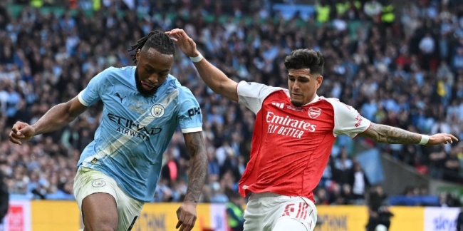 Piero Hincapie - 5 điểm. Hincapie c&oacute; một ng&agrave;y thi đấu vất vả khi kh&ocirc;ng thể ngăn chặn được sự biến ảo của Semenyo. Hậu vệ n&agrave;y tỏ ra l&uacute;ng t&uacute;ng trong việc ph&aacute;n đo&aacute;n hướng di chuyển của đối phương v&agrave; ho&agrave;n to&agrave;n mất t&iacute;ch trong cả hai t&igrave;nh huống dẫn đến b&agrave;n thắng của O'Reilly.