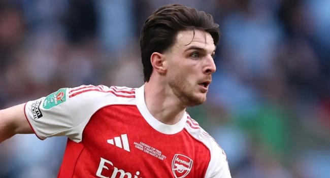 Declan Rice -6 điểm. Rice chiến đấu kh&ocirc;ng mệt mỏi với những c&uacute; tắc b&oacute;ng quyết liệt nhằm vực dậy tinh thần cho to&agrave;n đội. Rice vẫn l&agrave; mối đe dọa thường trực trong c&aacute;c t&igrave;nh huống cố định với những quả treo b&oacute;ng kh&oacute; chịu.