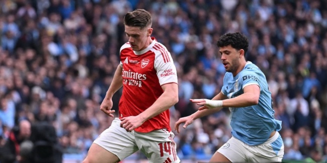 Viktor Gyokeres - 6 điểm. Tiền đạo chủ lực của Arsenal chỉ để lại dấu ấn duy nhất trong hiệp một với một v&agrave;i t&igrave;nh huống g&acirc;y kh&oacute; khăn cho Khusanov trong c&aacute;c pha chuyển trạng th&aacute;i. Ngo&agrave;i ra, anh ho&agrave;n to&agrave;n bị c&ocirc; lập giữa v&ograve;ng v&acirc;y c&aacute;c hậu vệ &aacute;o xanh.