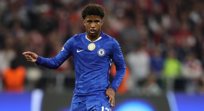 Andrey Santos trong m&agrave;u &aacute;o Chelsea. 