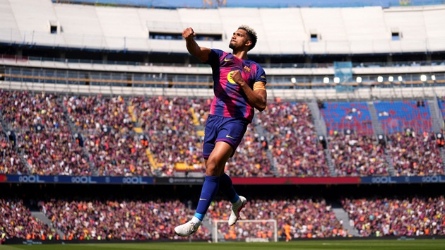 Ronald Araujo (8.4): Rayo li&ecirc;n tục kho&eacute;t v&agrave;o c&aacute;nh của anh ở đầu trận, nhưng Araujo đ&atilde; đứng vững. Anh kh&ocirc;ng &iacute;t lần d&acirc;ng cao k&eacute;o b&oacute;ng đầy tự tin v&agrave; tỏa s&aacute;ng rực rỡ với pha bật cao đ&aacute;nh đầu khai th&ocirc;ng thế bế tắc.